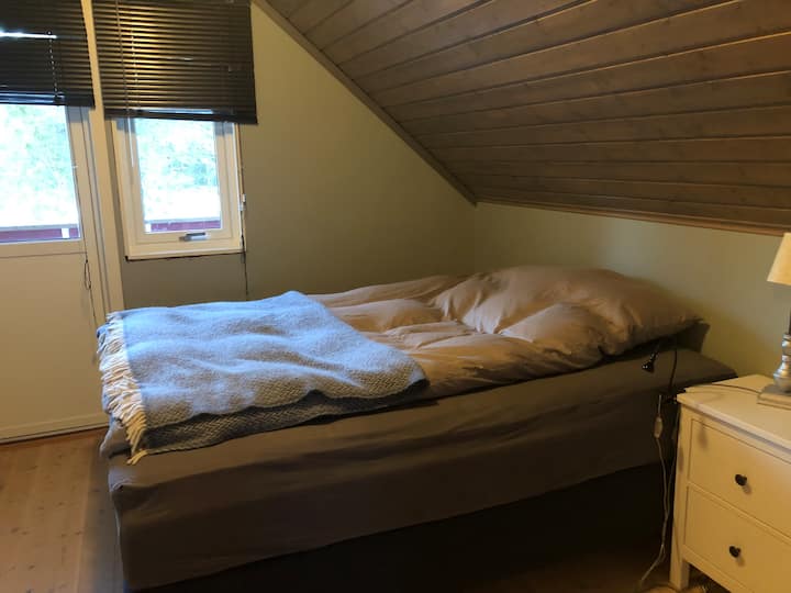 Cama doble de 150x200 cm Dundyner con longitud adicional (220) con almohadas para 2 camas . (Por favor, trae tu propia ropa de cama)
Dormitorio con balcón y armario.