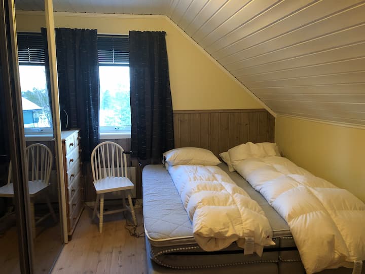 Dormitorio con cama doble, 180 x 200 cm
Dundyne con longitud adicional (220) con almohada para  2 baños.
(Por favor, trae tu propia ropa de cama).