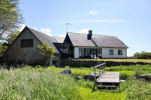 Next to the Beach: 8-Bed Haven, Private Garden