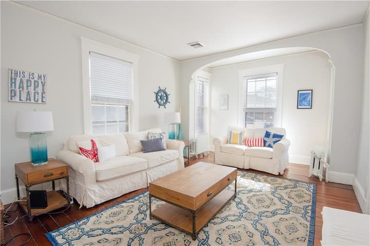 Charming Downtown Home - 4 Car Parking & Backyard! - Newport, RI