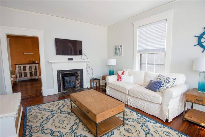 Charming Downtown Home – 4 Car Parking & Backyard! gallery image 4