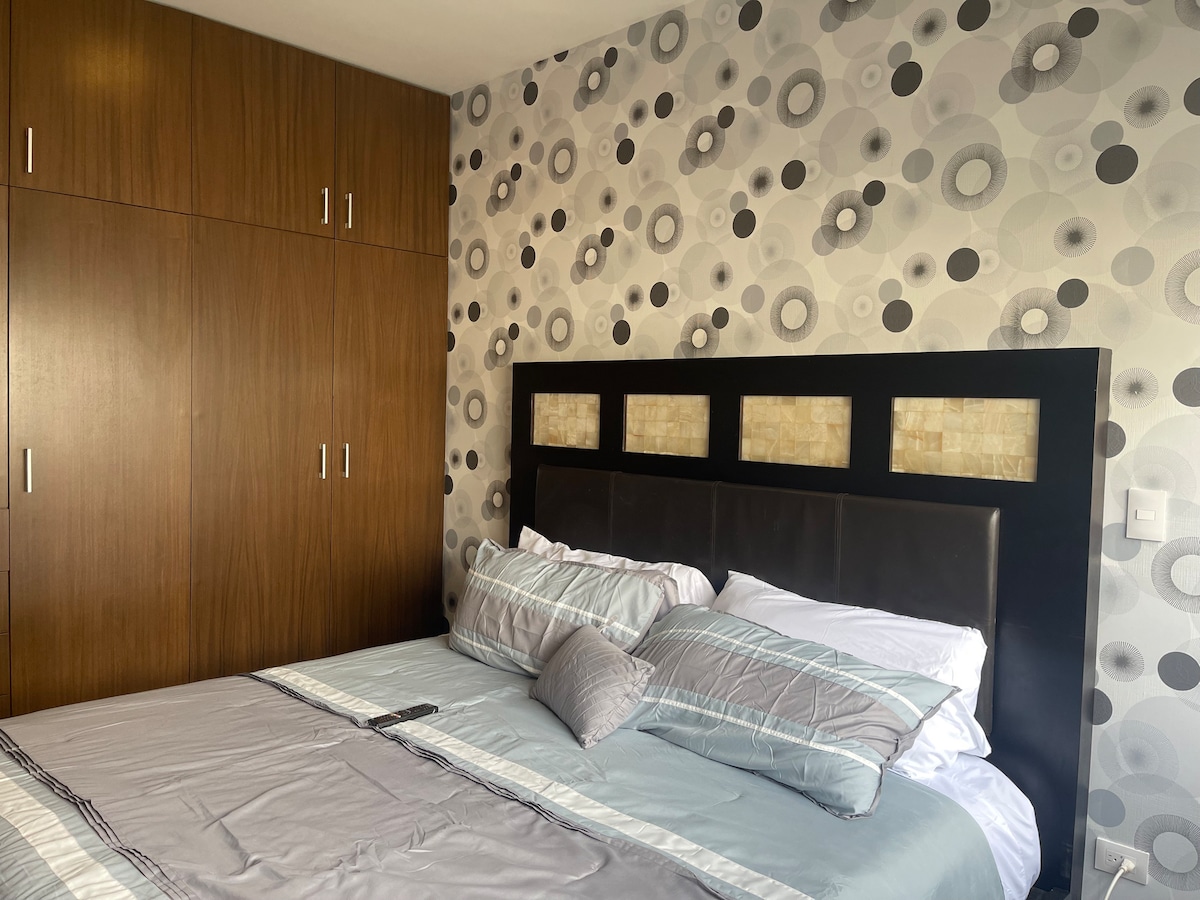 Cama king size en recámara principal 