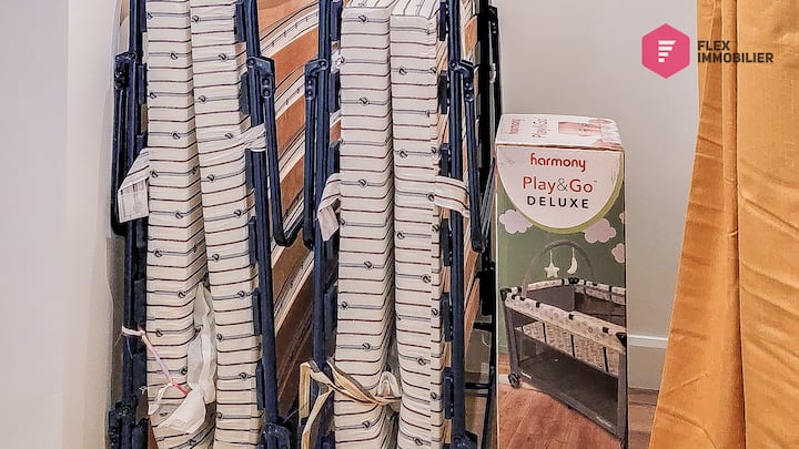 2 lits simples pliables ainsi qu'un parc de bébé pour vos enfants