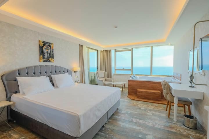 Alanya Bölgesi̇nde Deni̇z Manzarali Jakuzi̇ Keyfi̇ - Alanya