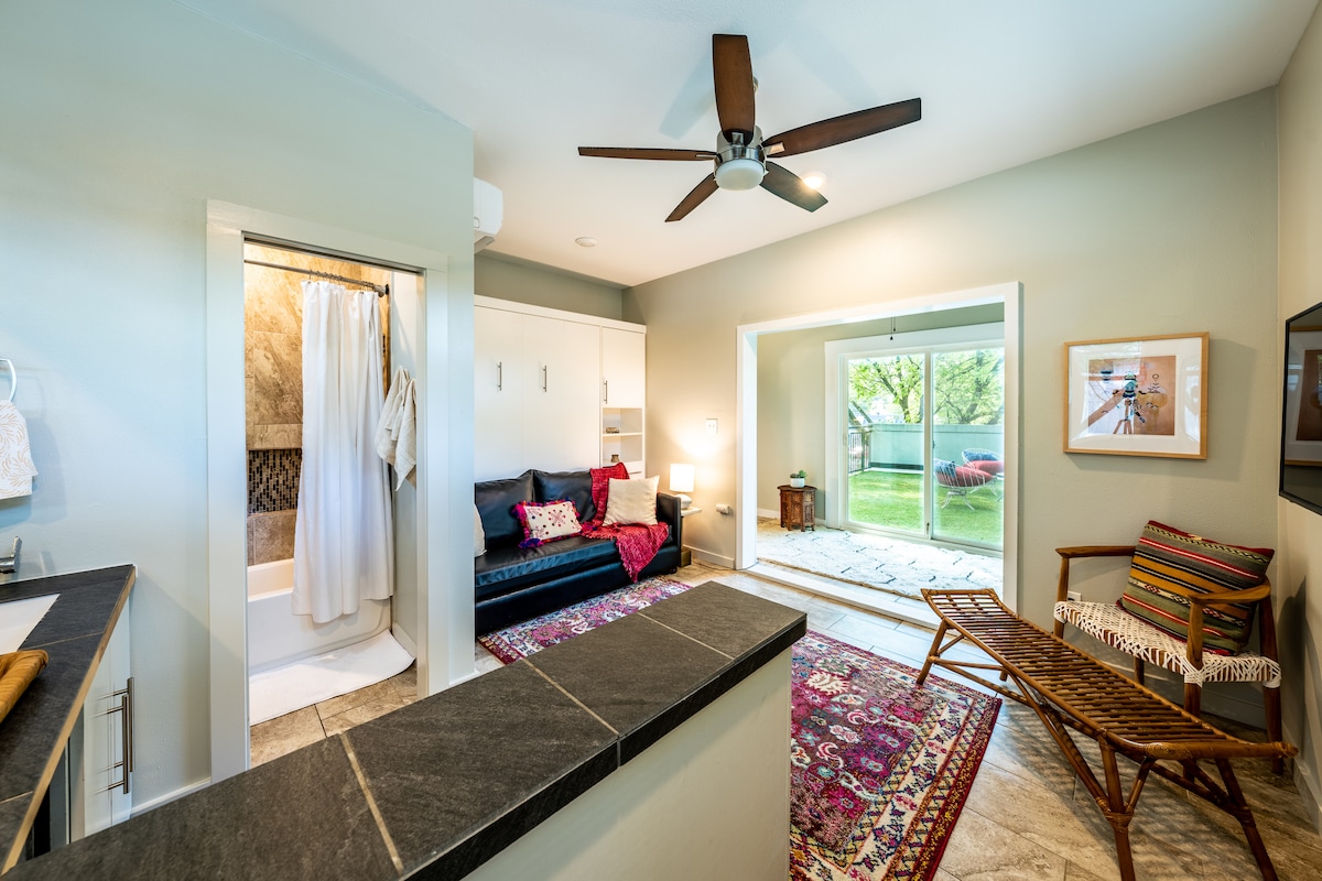 פינת ישיבה וטלוויזיה עם הרבה אפשרויות סטרימינג