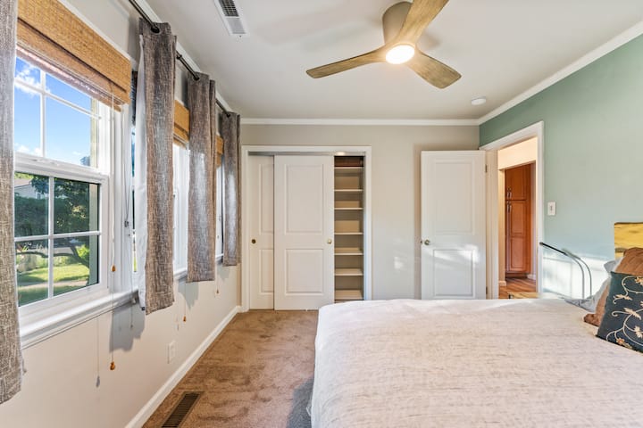 Спална соба 1 со брачен кревет (широк 150-179 см) и порти за полнење ++