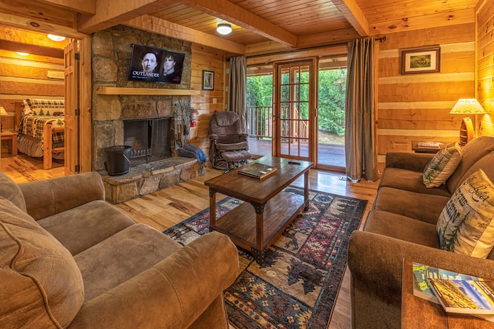 Salon avec cheminée au bois et Fire TV.