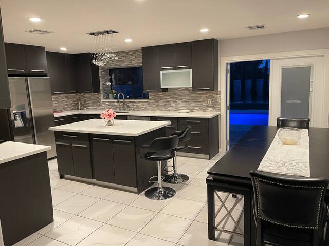 Modern Home In The Lakes gallery image 3