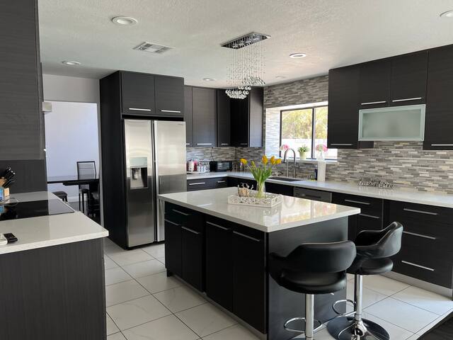 Modern Home In The Lakes gallery image 2