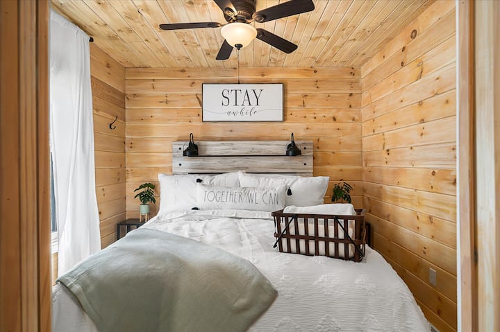 Спална соба бр.1: брачен кревет (широк 150 - 179 см).