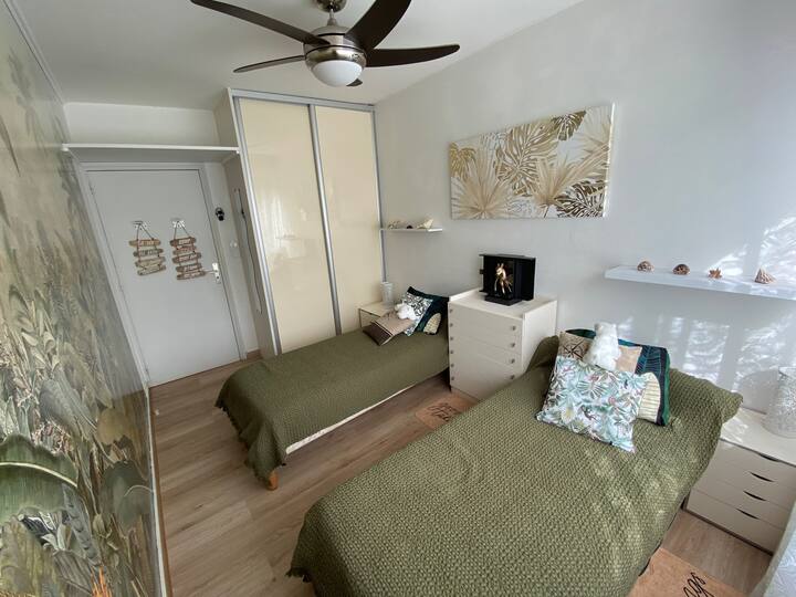 Спална соба 2 : 2 кревета од 80 см, одделно. Можност да ги сместите (чаршафи во 160).
Плакар, гардеробер и постелнина.
Двојно стакло.
Електричен ролетна.
Тавански вентилатор.