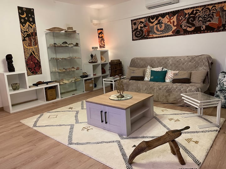 Дневна соба со полинезиски декор, легенда за кокосово дрво, витрина со школки, кокосова шолја...
Кауч на спуштање. 
Климатизирана дневна соба 