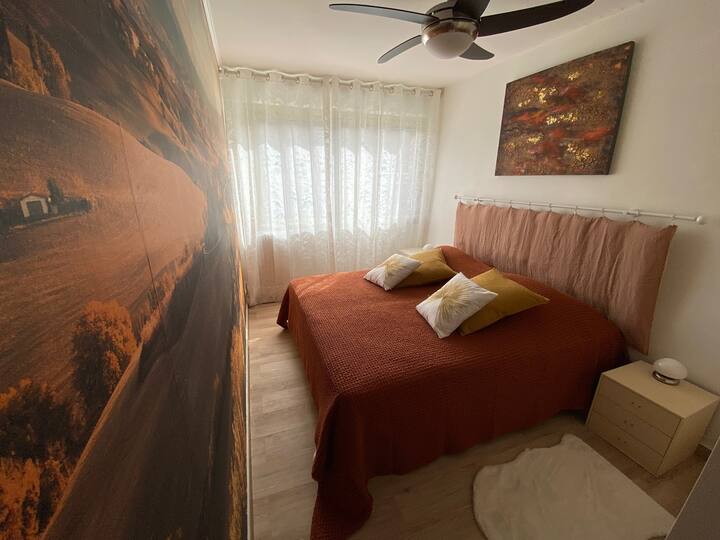 Спална соба 1 со 2 x 90 см кревети. Можност да ги одделите.
Плакар и постелнина.
Двојно стакло.
Електричен ролетна.
Вентилатор на таванот.