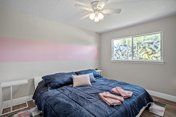 Metal room with lux king pillow top.