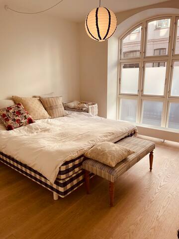 Skøn lejlighed med adgang til hyggelig gårdhave gallery image 2