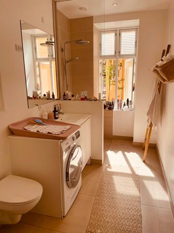 Skøn lejlighed med adgang til hyggelig gårdhave gallery image 5