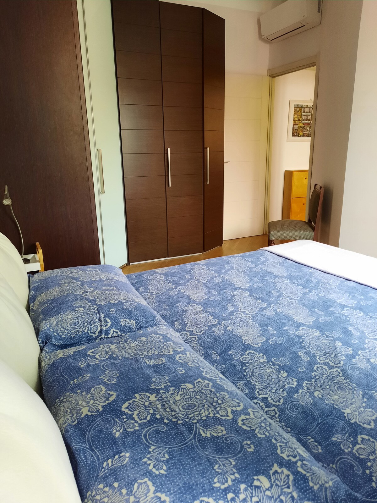 Dormitorio con armarios grandes