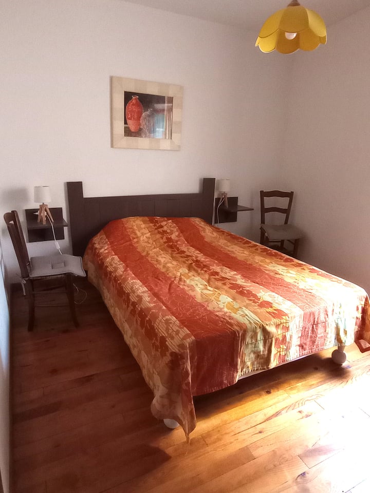 Портокалова спална соба со 140 кревета.