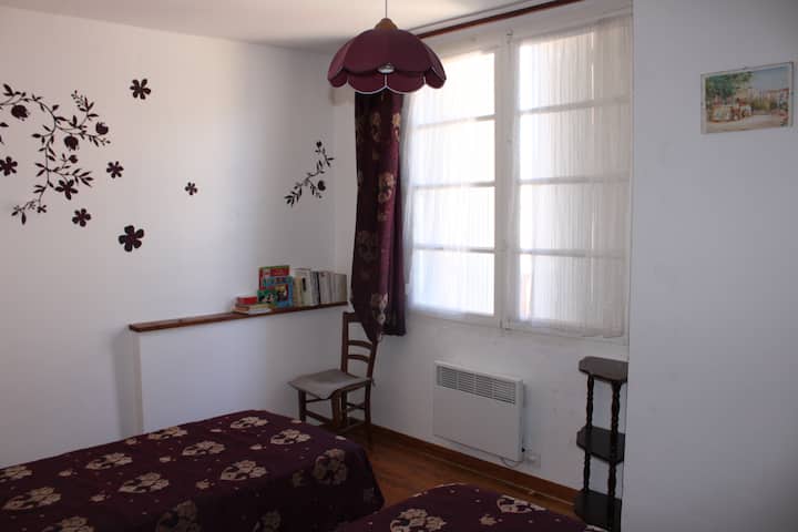 Fenêtré de la chambre violet