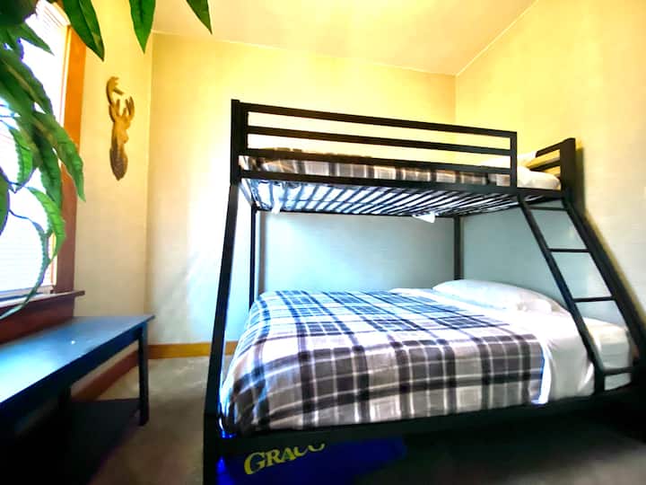 เตียงคู่ด้านล่างมีเตียงเดี่ยวอยู่ด้านบน