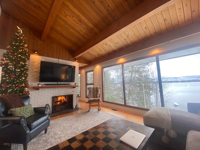 Sprawling Riverside Retreat with HotTub & Sauna gallery image 2