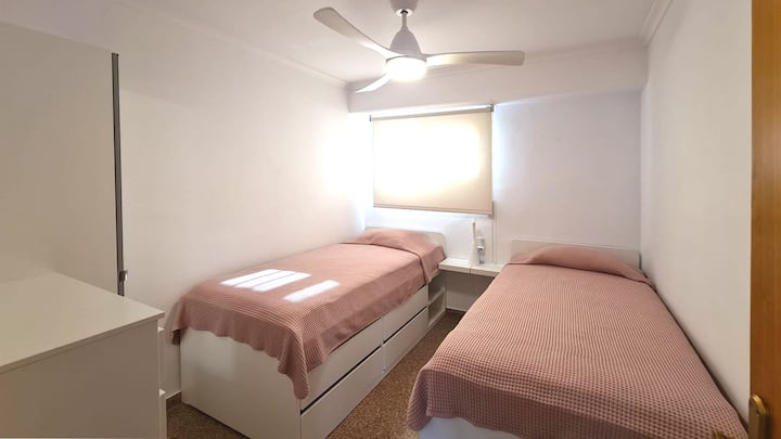Segundo dormitorio con dos camas. Esta habitación está en el lado oeste, por lo que tienes el sol a través de la ventana por la tarde.

Dormitorio secundario con dos camas. Esta habitación tiene orientación oeste, le da el sol por la tarde.