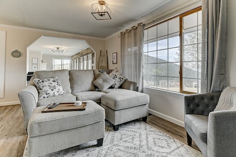 Farmhouse Cabin in a Mining Town w/Mountain Views