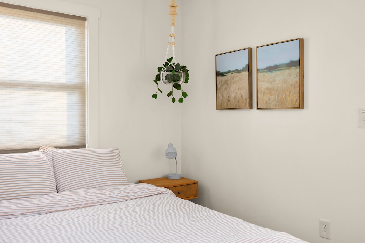 Amka kwenye mwangaza wa asubuhi katika chumba hiki cha kulala chenye starehe chini ya ghorofa. Rahisi, tulivu, na kile unachohitaji kwa ajili ya kulala vizuri usiku. Ukiwa na godoro la kushangaza la povu la kumbukumbu la 12'' lenye starehe sana utalala haraka kuliko 1, 2,.. "zzzz...". 