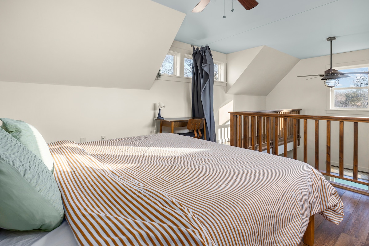 Chumba chetu cha kulala cha roshani ni sehemu tulivu ya kujificha yenye mwangaza laini na mazingira ya upole, kwa ajili ya usiku wa kupumzika au kutafakari kwa utulivu.