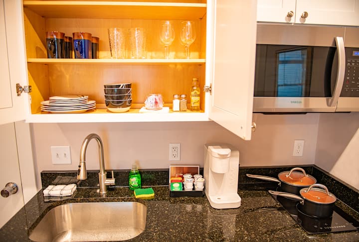 Top-floor Mystic Haven: 2br Apt. - Saltwater Farm Vineyard, Stonington