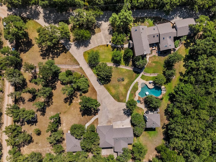 Lakefront Resort|Sleeps 16|Pool Hot Tub Game Room
