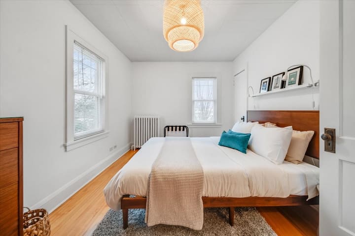 ห้องนอนชั้นหลักพร้อมเตียงควีนไซส์ที่สะดวกสบาย