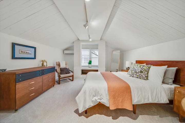 ห้องนอนที่ 3 ชั้นบนพร้อมเตียงควีนไซส์ที่สะดวกสบาย