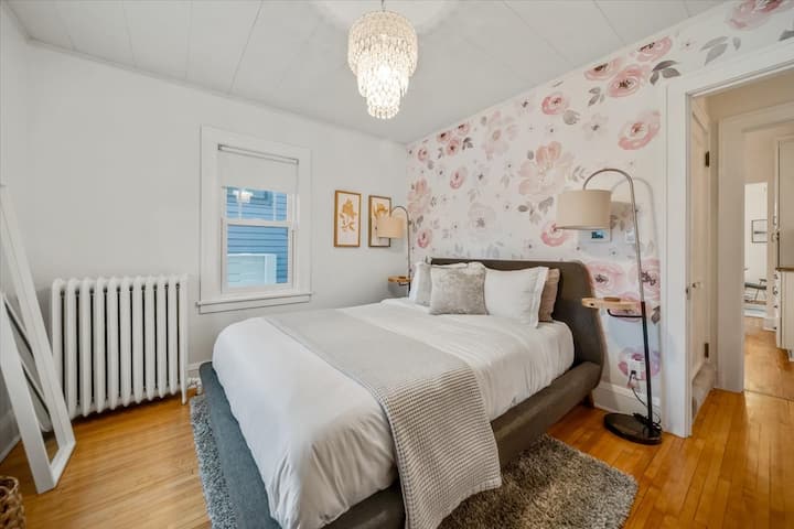 ห้องนอนที่ 2 ชั้นหลักพร้อมเตียงควีนไซส์