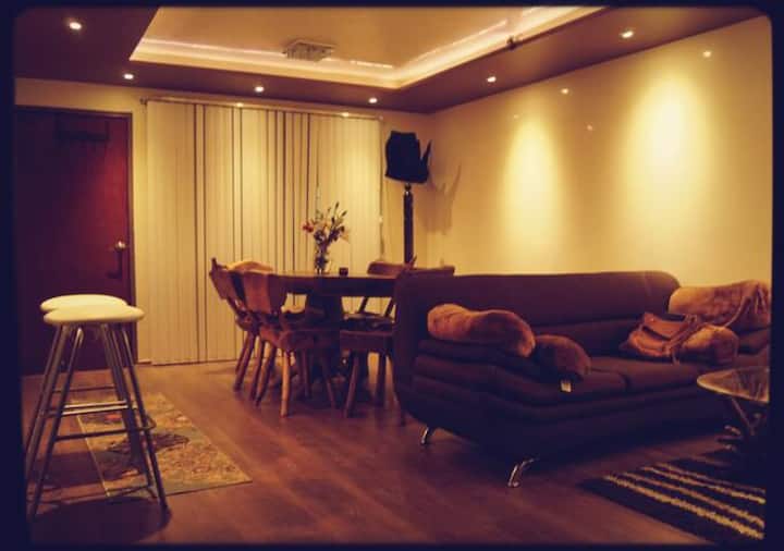 Dhomë ndenjjeje me televizor dhe dhomë ngrënieje për 6 persona me shumë ndriçim ditë e natë.

