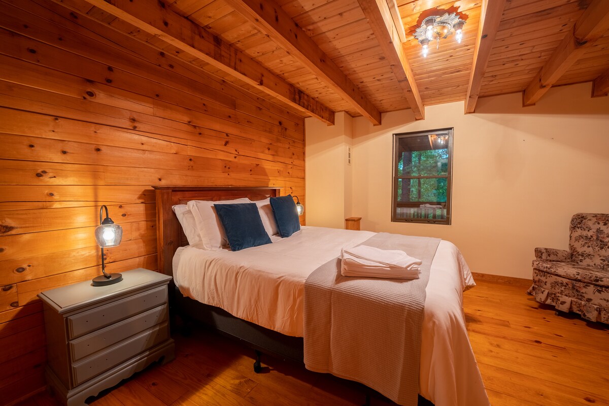 标准双人床卧室 