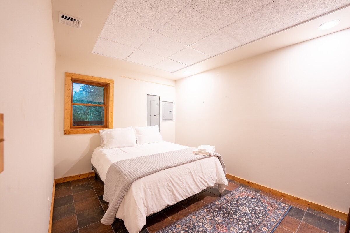 标准双人床卧室 