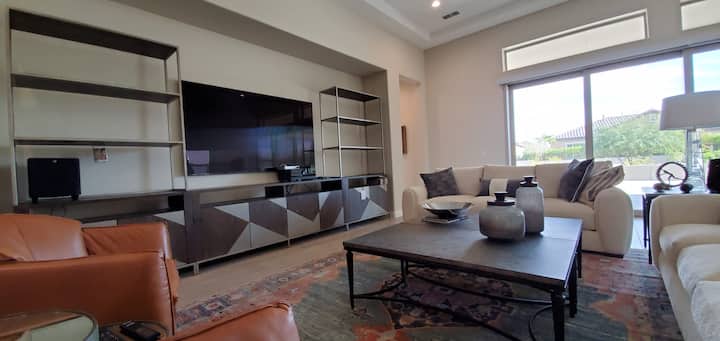 Chumba kizuri chenye runinga, sauti ya kila upande, Sonos na tovuti nyingi za kutazama video mtandaoni.