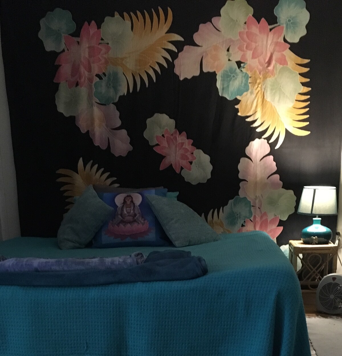 Bračni krevet (180x200) u spavaćoj sobi Krevet se više ne uzdiže s lijeve strane. Popravio sam ga!