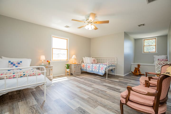 ¡Este dormitorio tiene mucho espacio para relajarse y descansar!