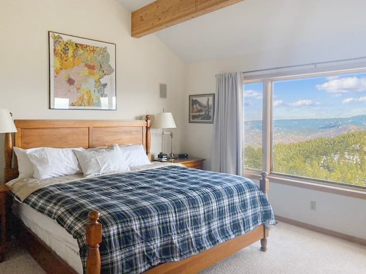 Hoofdslaapkamer met een kingsize bed en een eigen badkamer. 