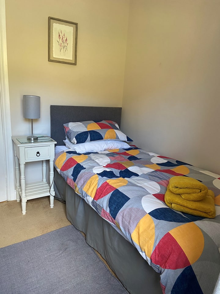 Спална соба со единечен кревет - дополнителен (6-ти) кревет е повлечен.