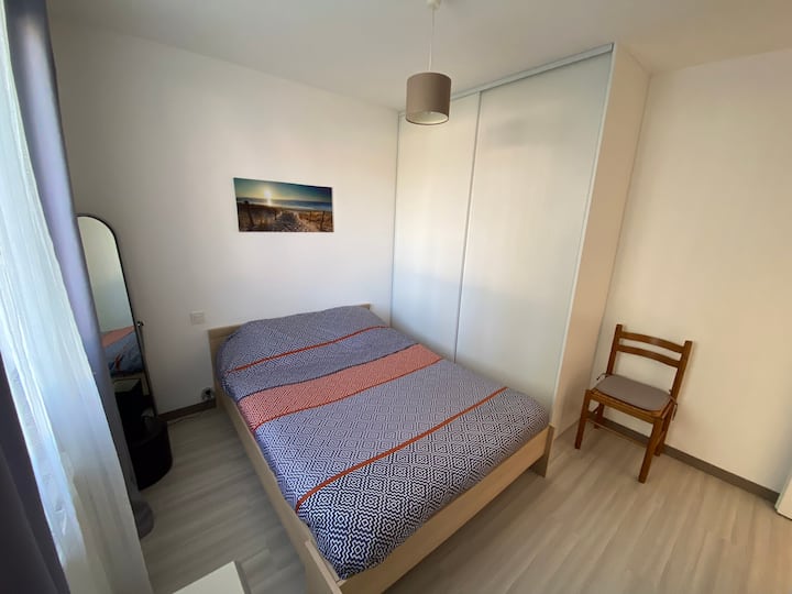 soveværelse med skab og 140 x 190 seng