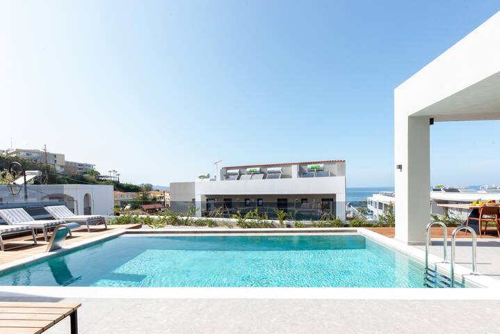Villa Luna I 100m to Sea & Free* Heated pool gallery image 4