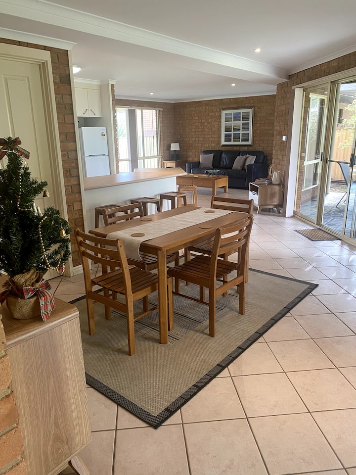 Spacious unit 2min walk to 2 beaches. Vacation homes for Rent in