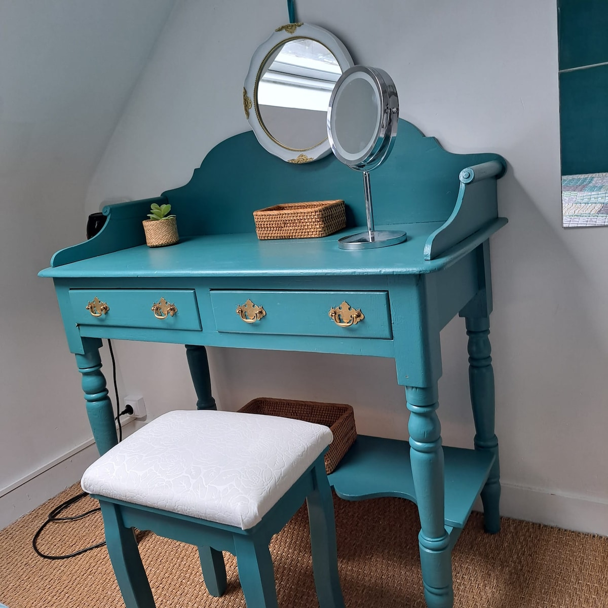 Coiffeuse maquillage sèche cheveux