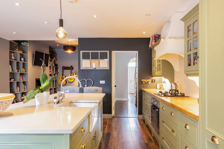 Spacious 3 bed home 10 mins walk from City Centre gallery image 5