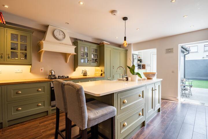 Spacious 3 bed home 10 mins walk from City Centre gallery image 2