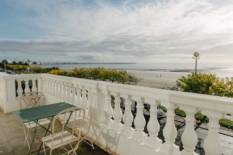 Exceptional premium villa facing the sea, Beach B.