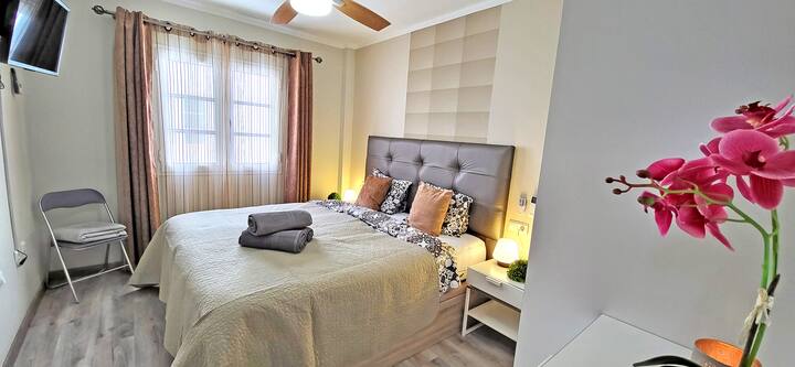 חדר שינה מס '2 עם חלון, מנזר וטלוויזיה.